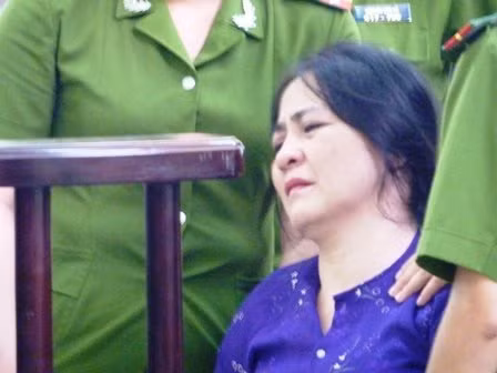 Khi Viện KSND đề nghị mức án chung thân, bị cáo Trần Thúy Liễu đã gào khóc và quằn quại trước tòa. Khi được nói lời cuối, bị cáo đã xin lỗi mẹ chồng, xin lỗi các con,...