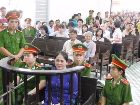 Chiều cùng ngày, phiên chất vấn tiếp tục, bị cáo Trần Thúy Liễu ngồi trước vành móng ngựa, phía sau lưng bà là bà Tám Nga (mẹ của nhà báo Hoàng Hùng)