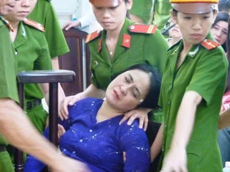 Bị cáo liên tục khóc và ngất