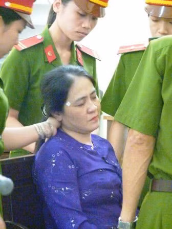 Và bắt đầu ngồi vào ghế trước vành móng ngựa bị bất tỉnh trong vài phút
