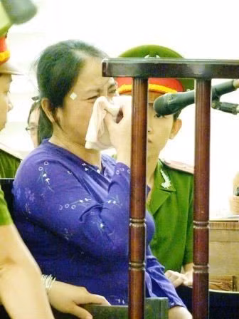 Rồi lại sụt sùi khóc, tiếng khóc của người đàn bà giết chồng vọng vào micro đặt trước mặt, vang khắp khán phòng nhưng nào có ai cảm thông
