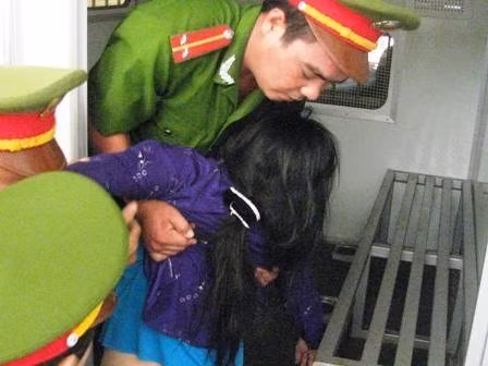 Tội ác của bị cáo đã phải trả giá. Nghe mức án chung thân khi tòa tuyên phạt, Trần Thúy Liễu đã ngất và lả đi. Các cán bộ công an phải dìu bị cáo ra khỏi phòng xử án để lên xe về trại giam