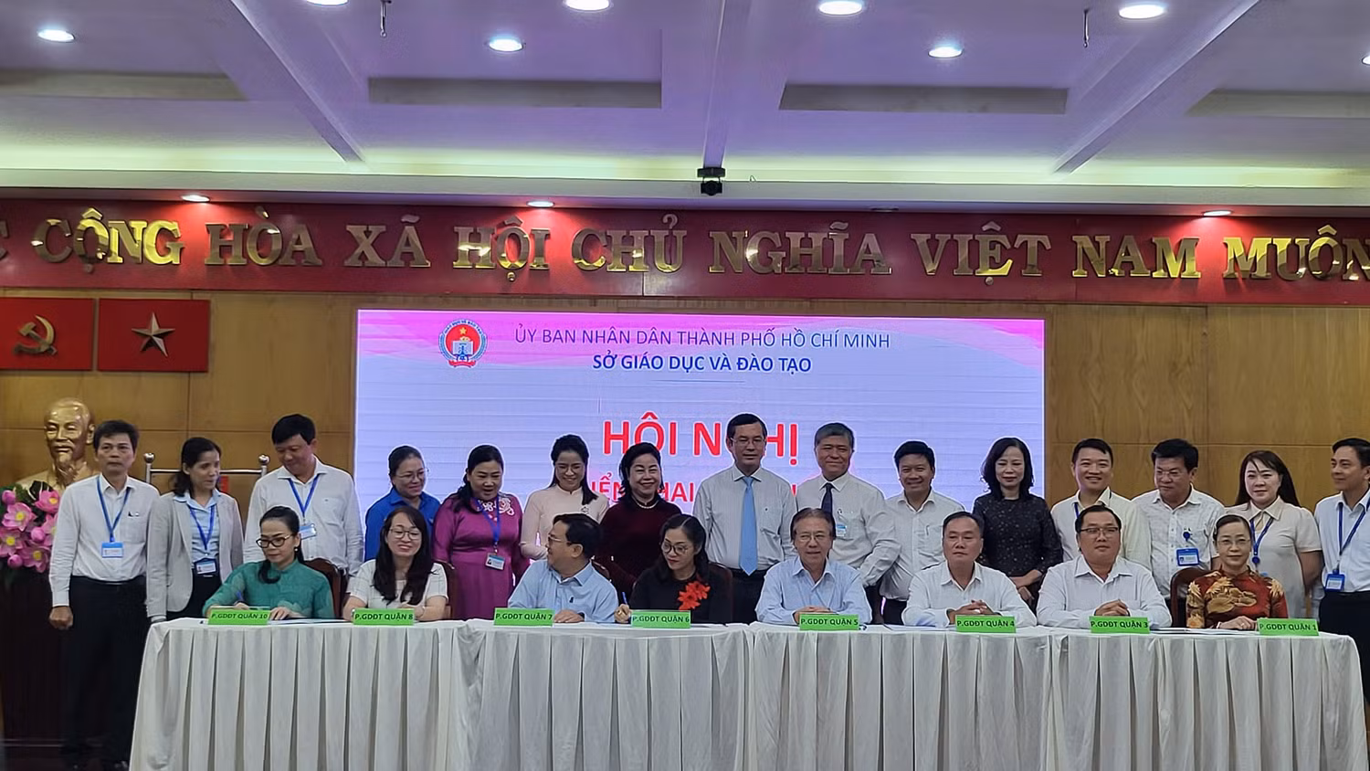 Ngành giáo dục các quận ký kết ghi nhớ thực hiện bộ tiêu chí "Trường học hạnh phúc" (Ảnh: V.D)