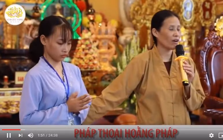 Bà Phạm Thị Yến (phải) và một Phật tử được cho là bị "vong nhập", ảnh chụp màn hình. Bà Phạm Thị Yến (phải) và một Phật tử được cho là bị "vong nhập", ảnh chụp màn hình.