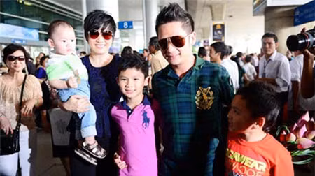 Cuối năm 2012 vừa rồi, lần đầu tiên Bằng Kiều được về nước biểu diễn. Trước đó, vào năm 2011, anh trai nam ca sĩ là nghệ sĩ Bằng Thái từng chia sẻ: "Nói thật, tiền bạc và danh tiếng bây giờ, vợ chồng Bằng Kiều không thiếu, nhưng em tôi lại thiếu thốn tình thương yêu. Bởi vậy mà tôi luôn bảo em phải về Việt Nam hát để phục vụ khán giả và tương lai, dứt khoát Bằng Kiều sẽ làm được".