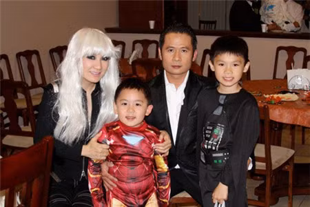 Vì trong nhà có trẻ nhỏ, nên trong những dịp lễ tết lớn như Halloween, Lễ Tạ ơn, Năm mới..., vợ chồng Bằng Kiều đều chuẩn bị những trò chơi thú vị và đặc biệt cho các con. Trizzie Phương Trinh thậm chí còn không ngại trang điểm, hóa trang để chơi đùa cùng các con.