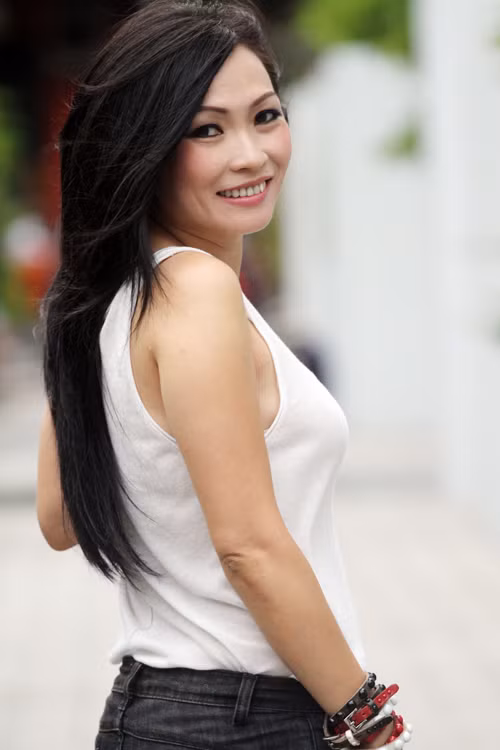 Lê Hoàng viết về Phương Thanh: "Một cái túi xách đắt tiền nàng coi như giỏ cá khô, vo viên hoặc cặp nách nhàu nát...". Lê Hoàng viết về Phương Thanh: "Một cái túi xách đắt tiền nàng coi như giỏ cá khô, vo viên hoặc cặp nách nhàu nát...".