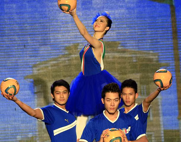 Linh Nga là một trong những nghệ sĩ biểu diễn được mời tham dự show thời trang Việt - Ý duy nhất do Đại sứ quán Ý tại Việt Nam tổ chức tại khách sạn Daewoo, Hà Nội tối 22/10.