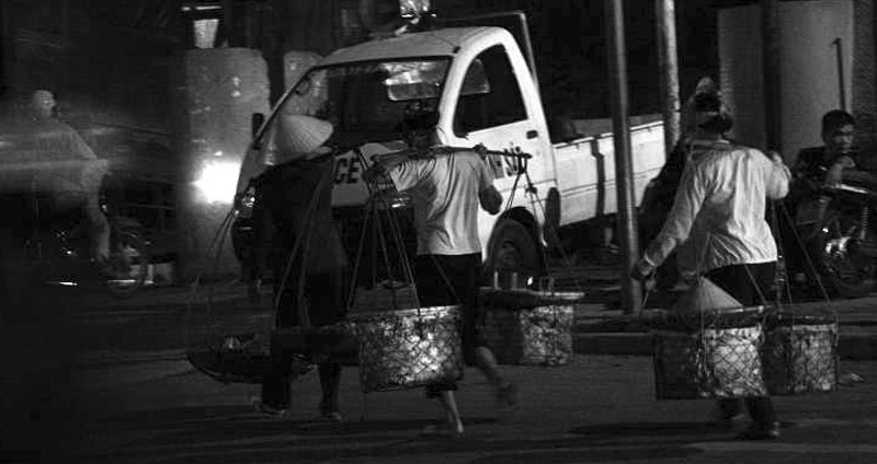 “Con cò lặn lội bờ sông, Gánh gạo nuôi chồng tiếng khóc nỉ non” “Con cò lặn lội bờ sông, Gánh gạo nuôi chồng tiếng khóc nỉ non”