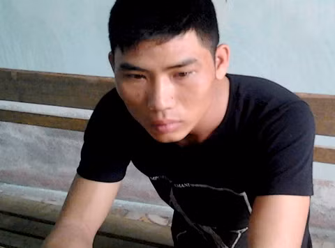 Nguyễn Tất Long tại trụ sở công an. Ảnh: Phương Việt.