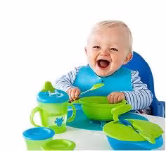 Hãy giúp bé thích thú đeo yếm ngồi vào ghế ăn