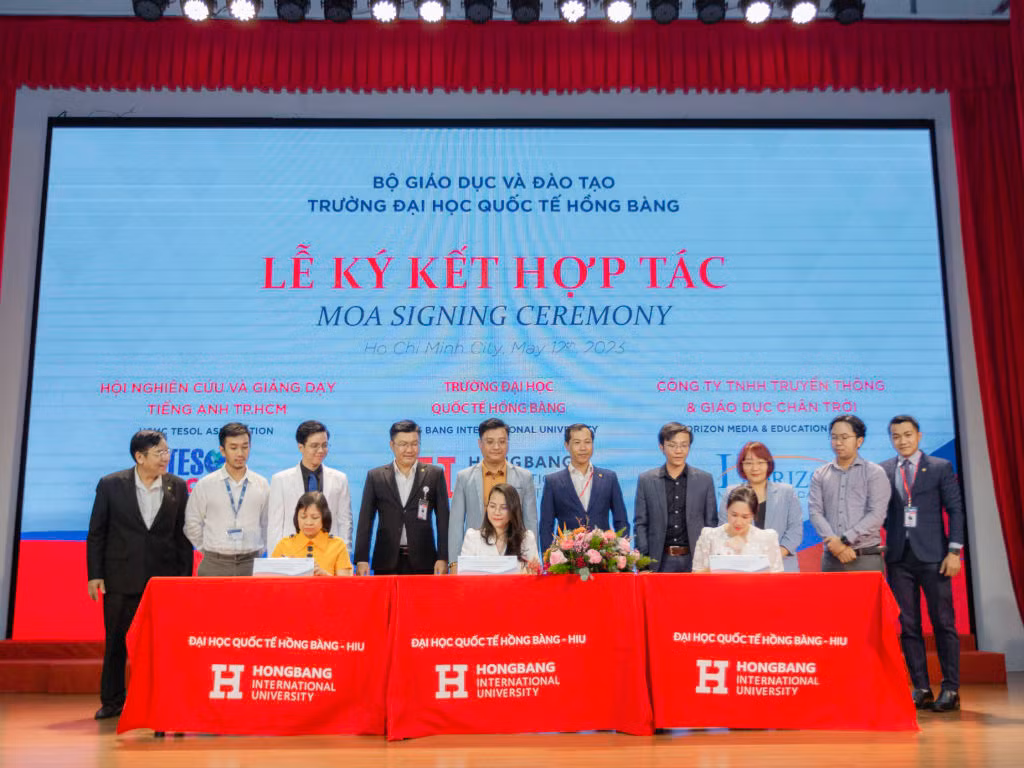 Đại diện HIU và các đối tác ở lễ ký kết (ảnh: HIU) Đại diện HIU và các đối tác ở lễ ký kết (ảnh: HIU)