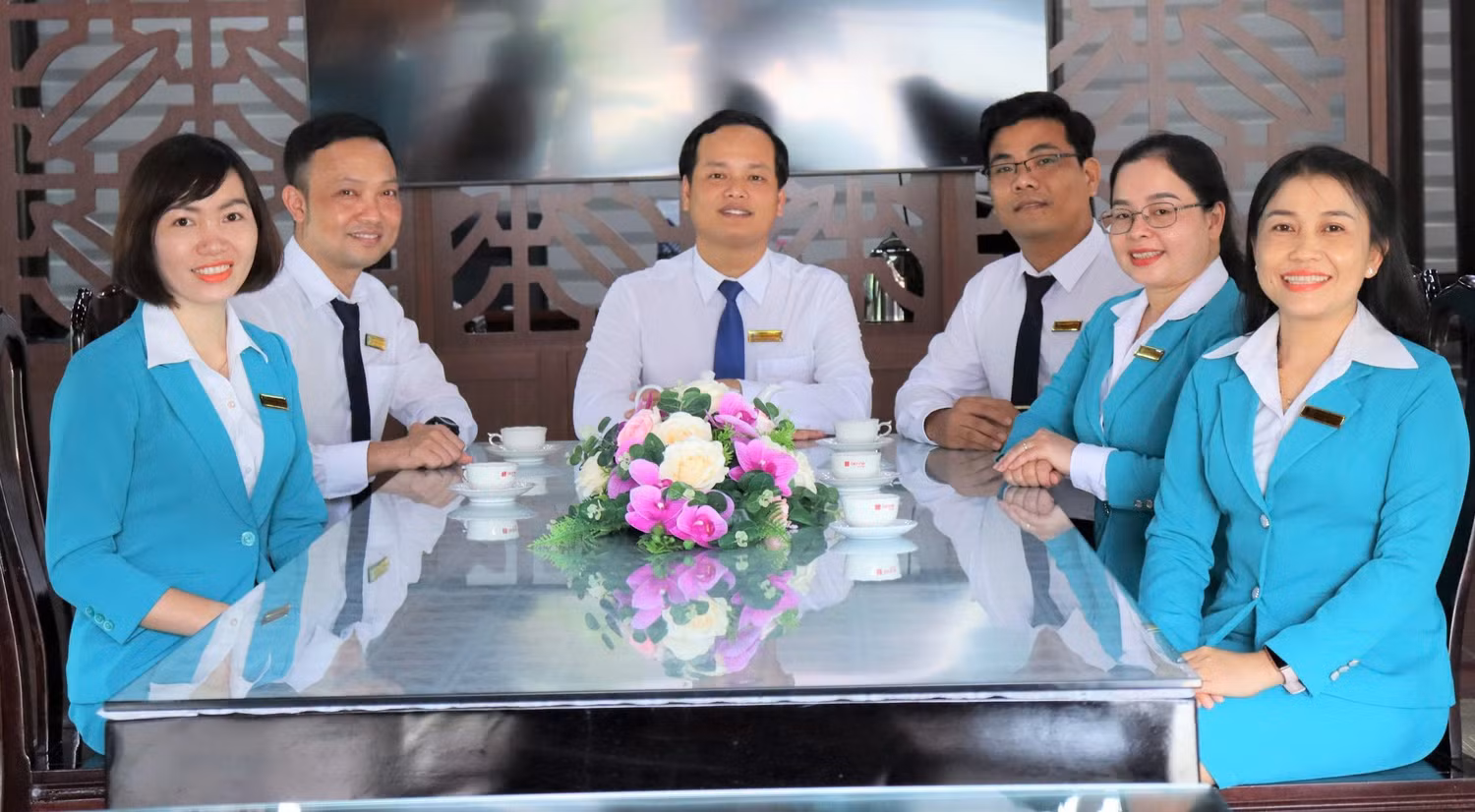 Thầy Phạm Ngọc Nam - Hiệu trưởng Trường Trung - Tiểu học Pétrus Ký (Bình Dương) (thứ ba từ trái sang). Ảnh: NVCC.