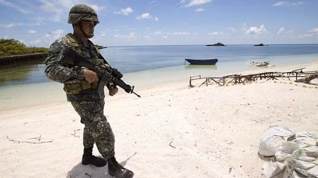 Lính Philippines tuần tra trên đảo Thị Tứ mà nước này đang chiếm đóng. Ảnh: The Straits Times.