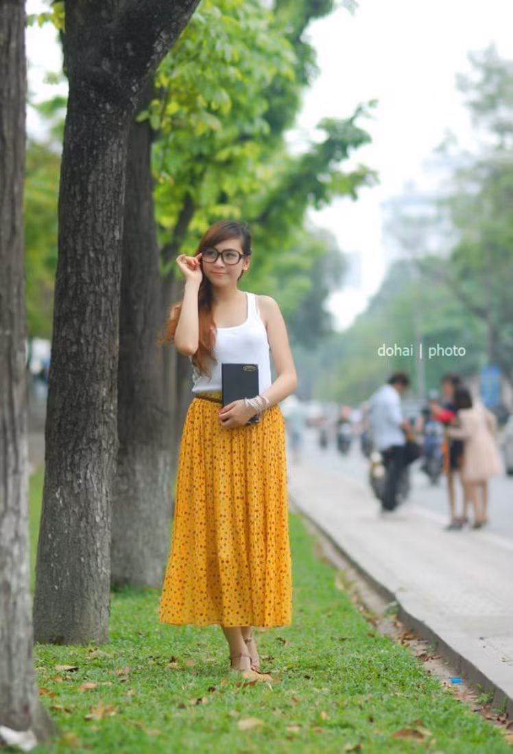 Hoài Thương theo học khoa Quản trị kinh doanh chuyên ngành tiếng Anh. Cô giáo xinh đẹp gây sốt cư dân mạng Vẻ đẹp xuân thì của Á khôi Hoàng Anh Thư Dàn hot girl "đình đám" hội tụ Imiss Thăng Long 2012