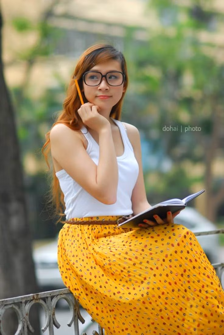 Hoài Thương là một trong những nhan sắc đã tỏa sáng trong đêm hội Beauty and Charm của Đại Học Ngoại Thương 2011. Cô giáo xinh đẹp gây sốt cư dân mạng Vẻ đẹp xuân thì của Á khôi Hoàng Anh Thư Dàn hot girl "đình đám" hội tụ Imiss Thăng Long 2012