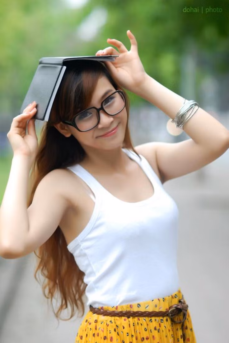 Trần Hoài Thương hiện đang là sinh viên năm thứ 3 trường ĐH Ngoại Thương. Cô giáo xinh đẹp gây sốt cư dân mạng Vẻ đẹp xuân thì của Á khôi Hoàng Anh Thư Dàn hot girl "đình đám" hội tụ Imiss Thăng Long 2012