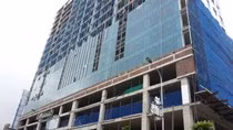 Dự án 8B Lê Trực đang hoàn thiện lắp kính các tầng