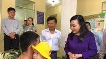 Bộ trưởng thăm hỏi động viên người dân.