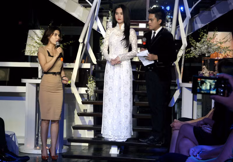 Người mua chiếc áo dài trắng chính nữ diễn viên Quỳnh Hoa - người chuyên vào các vai đanh đá, chua ngoa trong các bộ phim.