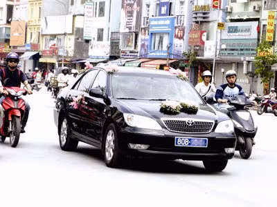Xe công rước dâu ở Hà Nội (Ảnh: tuoitre.vn) Xe công rước dâu ở Hà Nội (Ảnh: tuoitre.vn)