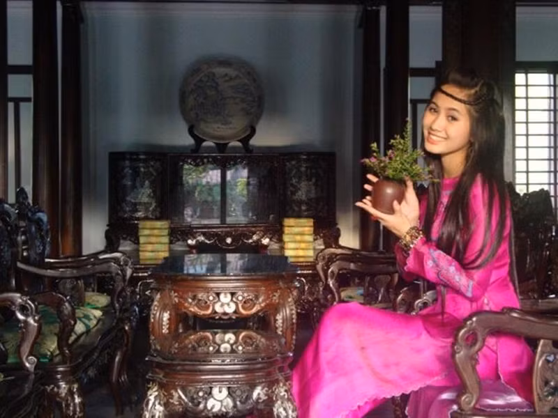 Một nét vàng son, chiếc áo dài toát lên vẻ đẹp cao sang, quyền quý...gợi nhớ về ngày xưa của cố đô