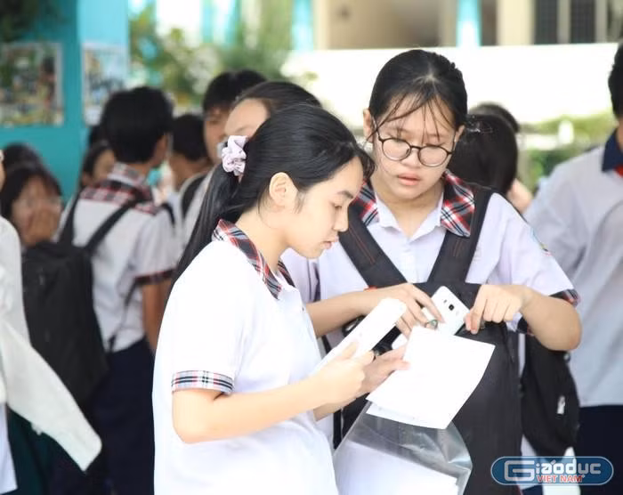 Thí sinh sau khi hoàn thành kỳ thi tuyển sinh vào lớp 10 ở Thành phố Hồ Chí Minh (ảnh: P.L) Thí sinh sau khi hoàn thành kỳ thi tuyển sinh vào lớp 10 ở Thành phố Hồ Chí Minh (ảnh: P.L)