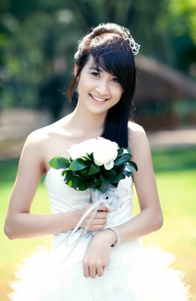Diệu Linh có sở thích nghe nhạc, xem phim và đặc biệt là thích shopping, yêu thời trang và dạo phố >>BẤM ĐÂY XEM CẬP NHẬT ĐIỂM THI ĐẠI HỌC, CAO ĐẲNG 2012