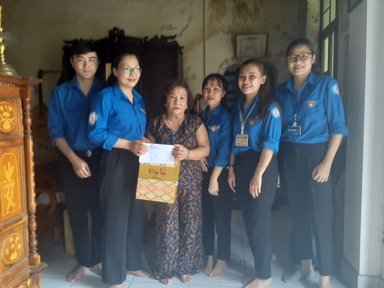 Đoàn trường Đông Hà tặng quà tri ân mẹ của liệt sĩ Hoàng Ánh Đông hi sinh tại đảo Gạc Ma năm 1988.