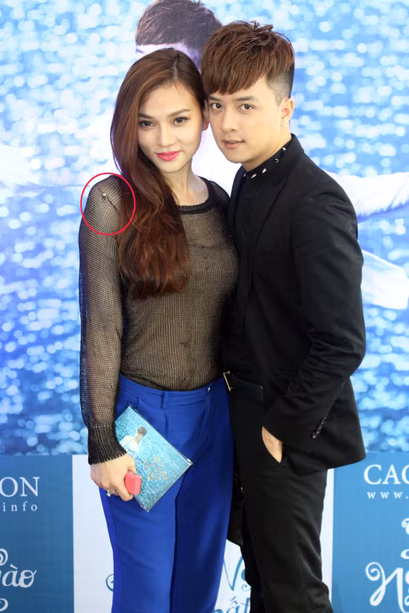 Thu Thủy không để ý, diện cả áo rách đi dự tiệc.