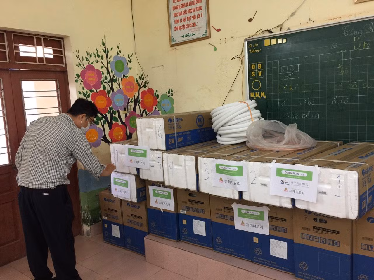 Uỷ ban nhân dân tỉnh Jaju và Tổ chức Happy Tree trao tặng sách và thiết bị trường học cho Trường tiểu học Hải Thành (Ảnh: Nhà trường cung cấp)