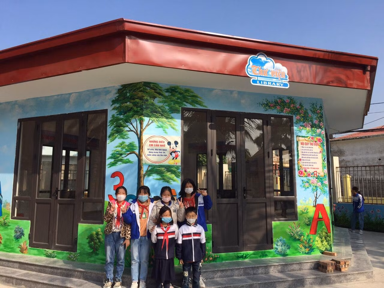 Việc tài trợ thư viện thân thiện giúp các em học sinh Trường Tiểu học Hải Thành được trang bị thêm kiến thức (Ảnh: Nhà trường cung cấp)