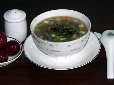 Gần đây, một vài nhà hàng của Sài Gòn đã giới thiệu đến giới ẩm thực món cháo nhung hươu có giá thành 200.000-500.000 đồng/chén, tùy theo yêu cầu của thực khách. Một trong số đó là nhà hàng chuyên hải sản Biển Đông 5. Nhà hàng Biển Đông 5 có 2 món ăn về nhung hươu là cháo nhung hươu thường và cháo nhung hươu rau củ. Cách chế biến 2 món này gần giống nhau, bởi cháo được nấu chung một nồi, và nếu vị khách nào muốn thêm rau củ thì cà rốt, bí, củ cải trắng sẽ được thái hạt lựu, cho vào chén rồi mới múc cháo vào. (Ảnh: Bưu điện Việt Nam)
