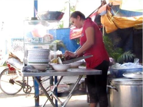 Theo các hộ kinh doanh, các chợ đầu mối: Gà nấu ăn cho quán cơm sinh viên chủ yếu nhập từ 2 loại: Gà công nghiệp và gà đông lạnh với mức giá cực rẻ.