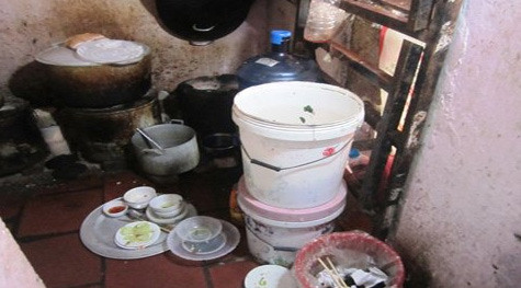 "Mình thấy họ nấu ăn ngay cạnh chuồng lợn. Thế mới biết, mọi thứ chỉ là... khuất mắt dễ ăn thôi!"