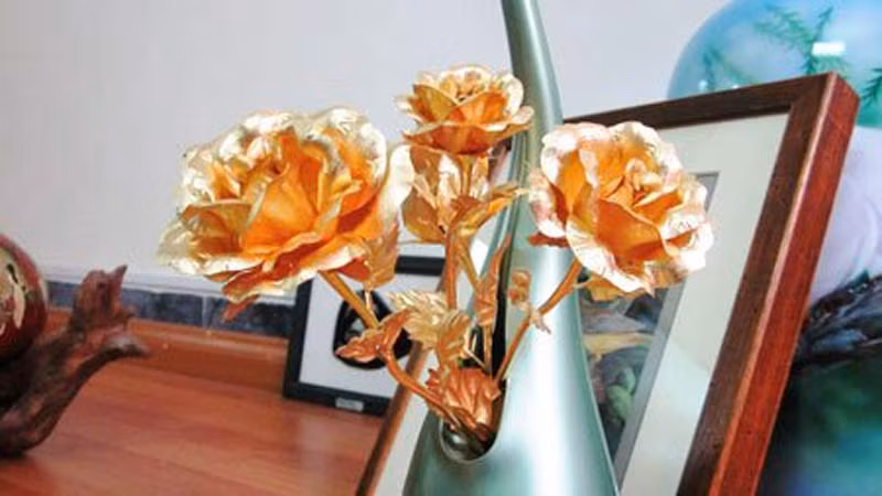 Được làm bằng vàng nhưng giá sản phẩm này không quá đắt, tùy kích cỡ, giá mỗi bông sẽ dao động trong khoảng từ 1 triệu đến 2 triệu đồng. Đại diện của Công ty Thịnh Đạt nhận định, với mức giá này, hoa hồng bằng vàng không chỉ là quà tặng của giới nhà giàu.