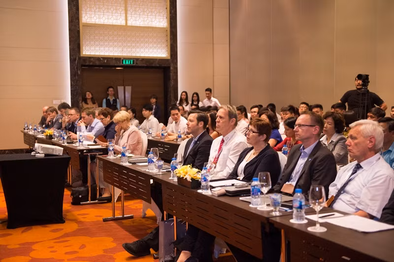 Lãnh đạo Phòng Thương mại và Công nghiệp miền Nam Thuringa, Cộng hòa liên bang Đức cùng các phụ huynh, học sinh tới tham dự sự kiện. Ảnh: Nhân Minh.