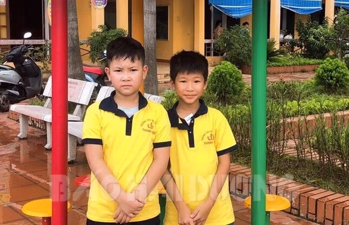 Em Nguyễn Trí Dũng (bên trái) và Vũ Minh Hiếu sẽ được biểu dương về thành tích nhặt được của rơi trả người đánh mất (Ảnh: Báo Hải Dương) Em Nguyễn Trí Dũng (bên trái) và Vũ Minh Hiếu sẽ được biểu dương về thành tích nhặt được của rơi trả người đánh mất (Ảnh: Báo Hải Dương)