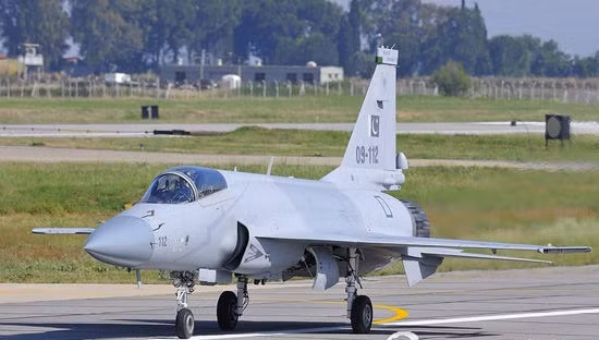 FC-1 là dự án nghiên cứu chế tạo chung giữa Trung Quốc và Pakistan. Trong hình là máy bay chiến đấu FC-1 Fierce Dragon của Không quân Pakistan FC-1 là dự án nghiên cứu chế tạo chung giữa Trung Quốc và Pakistan. Trong hình là máy bay chiến đấu FC-1 Fierce Dragon của Không quân Pakistan