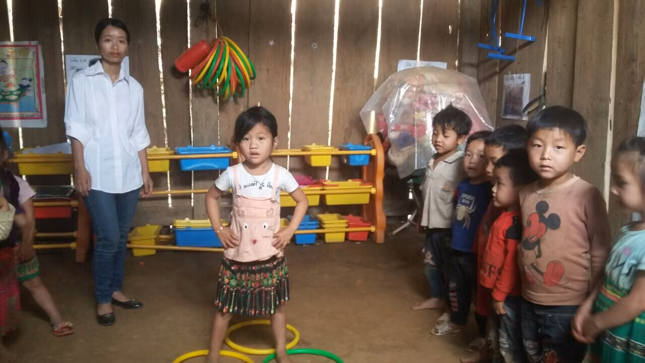 Cô Dung hướng dẫn trẻ chơi trò chơi tại trường. Ảnh: GVCC.