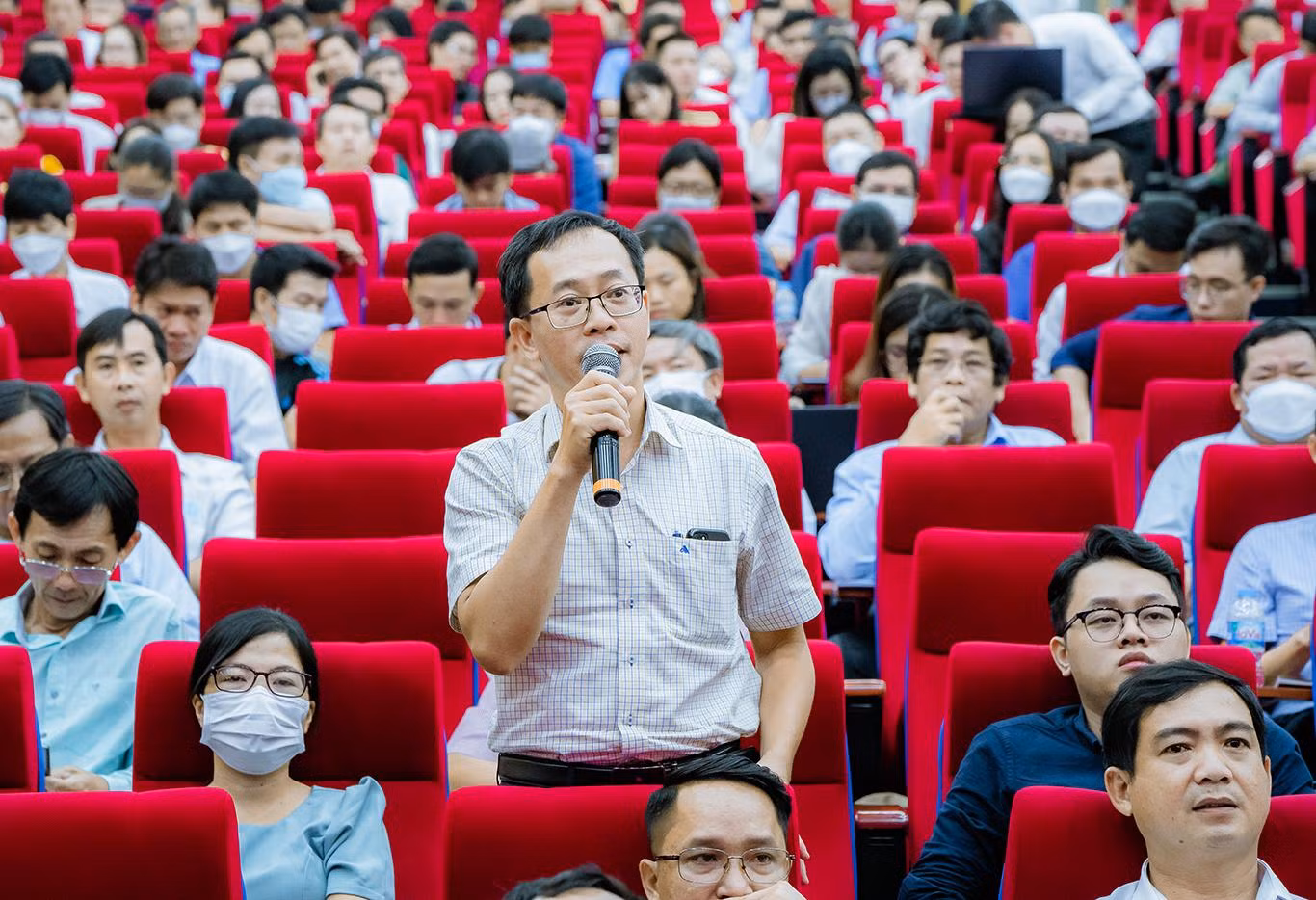 Một đại biểu đặt câu hỏi tại hội nghị (ảnh: Phương Huyền)