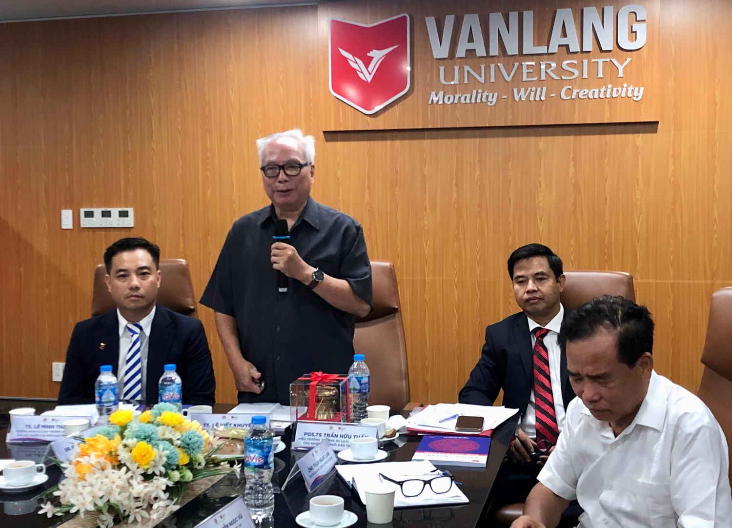 Tiến sĩ Lê Viết Khuyến, Phó Chủ tịch Hiệp hội Các trường đại học, cao đẳng Việt Nam đánh giá cao chất lượng buổi toạ đàm (ảnh: Lê Phương)