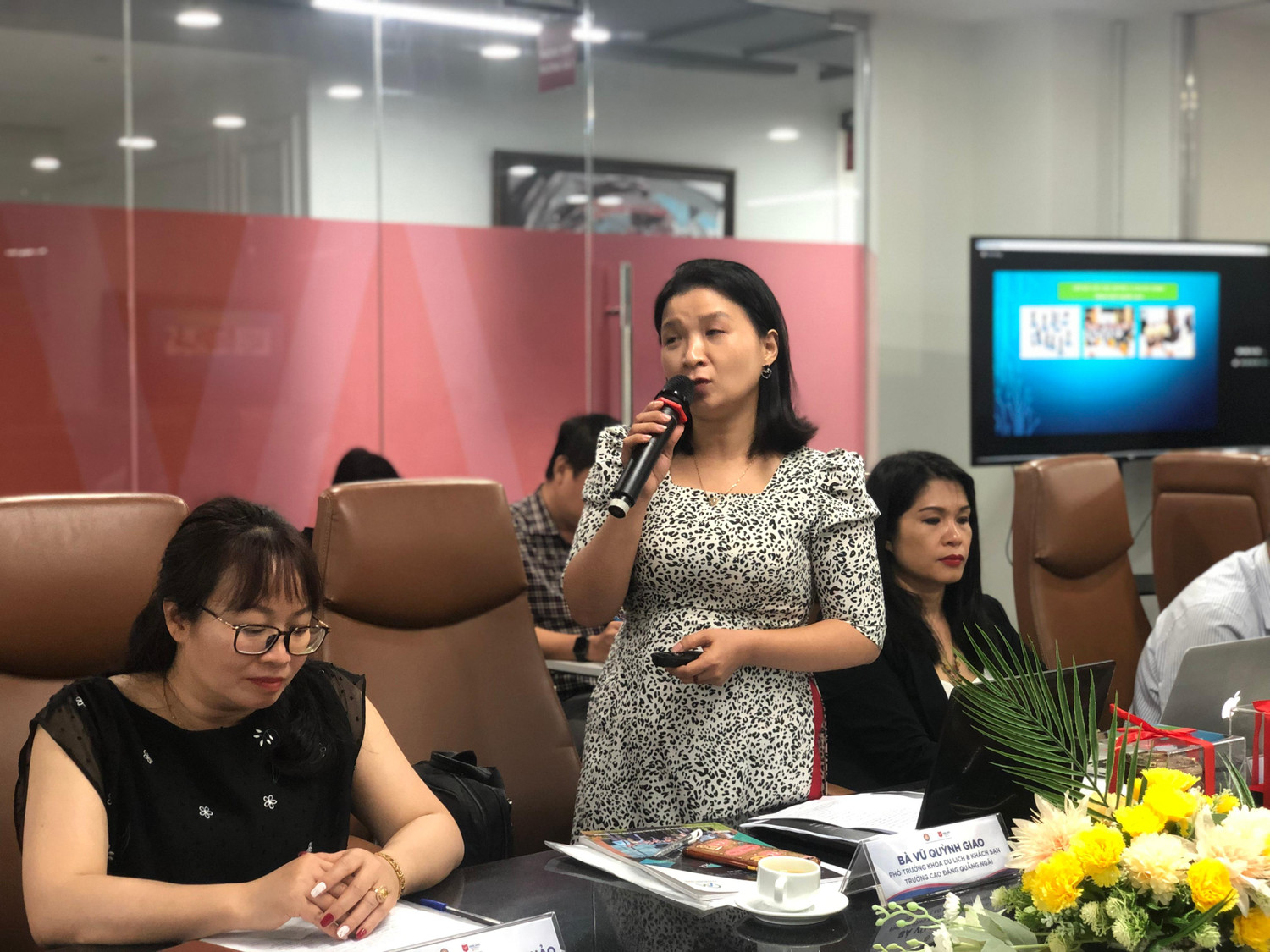 Thạc sĩ Vũ Quỳnh Giao, Phó Trưởng khoa Du lịch và khách sạn Trường Cao đẳng Quảng Ngãi chia sẻ kinh nghiệm trong đào tạo nhân lực du lịch. (ảnh: Lê Phương)