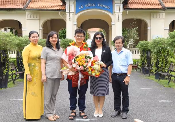 Nguyễn Việt Phong (giữa) - Huy chương Vàng Olympic Hóa học quốc tế cùng thầy cô ở Trường trung học phổ thông chuyên Lê Hồng Phong (ảnh: NTCC) Nguyễn Việt Phong (giữa) - Huy chương Vàng Olympic Hóa học quốc tế cùng thầy cô ở Trường trung học phổ thông chuyên Lê Hồng Phong (ảnh: NTCC)