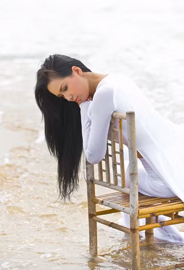 Mai Phương Thúy căng tràn nhựa sống khoe vẻ đẹp thanh xuân của cô gái 20 trong tà áo dài trắng thướt tha trước biển.