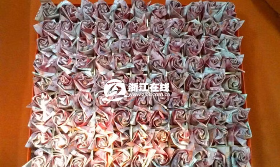 200 ngàn tệ, tương đương khoảng 700 triệu VNĐ được gấp thành 99 đóa hồng cầu hôn.