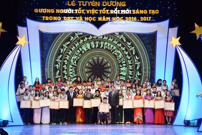 Bộ Giáo dục và Đào tạo tổ chức “Lễ Tuyên dương gương người tốt, việc tốt, đổi mới sáng tạo trong dạy và học năm học 2016 - 2017” (Ảnh: Xuân Trung)