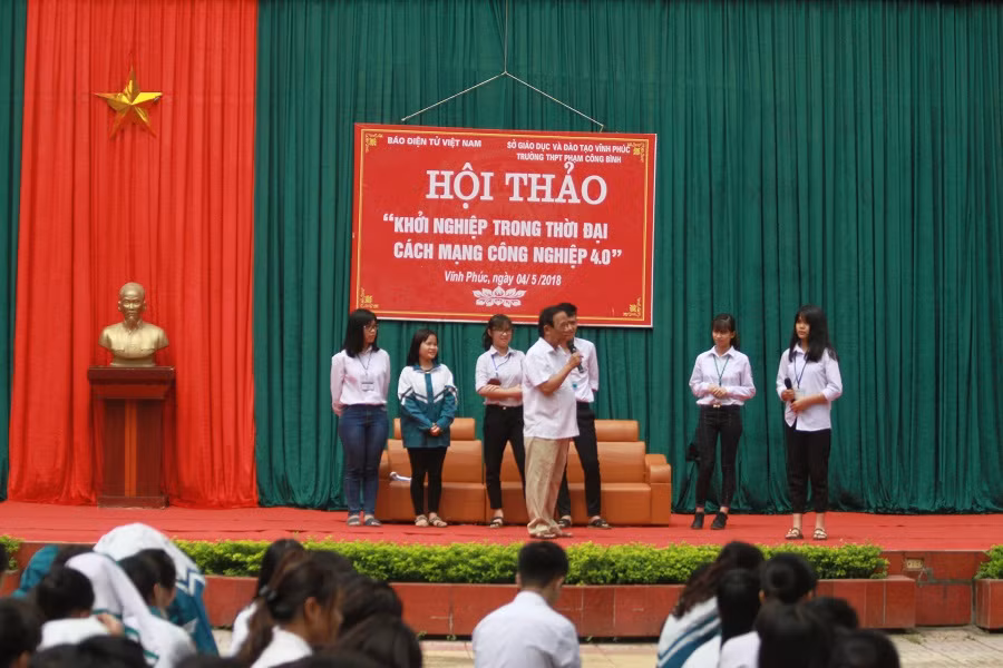 Giáo sư Nguyễn Lân Dũng hun đúc niềm đam mê khởi nghiệp trong thời đại mới, đầy thách thức nhưng cũng đầy cơ hội tới hơn 700 học sinh Trường Trung học phổ thông Phạm Công Bình - Vĩnh Phúc (ảnh Trinh Phúc).