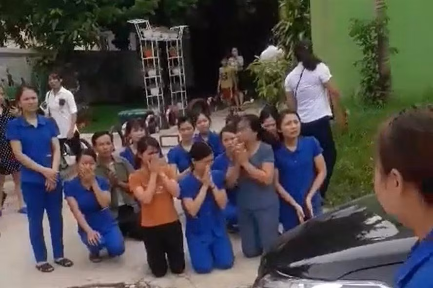 Nghệ An nên giơ tay đỡ các cô giáo phải quỳ ảnh 4