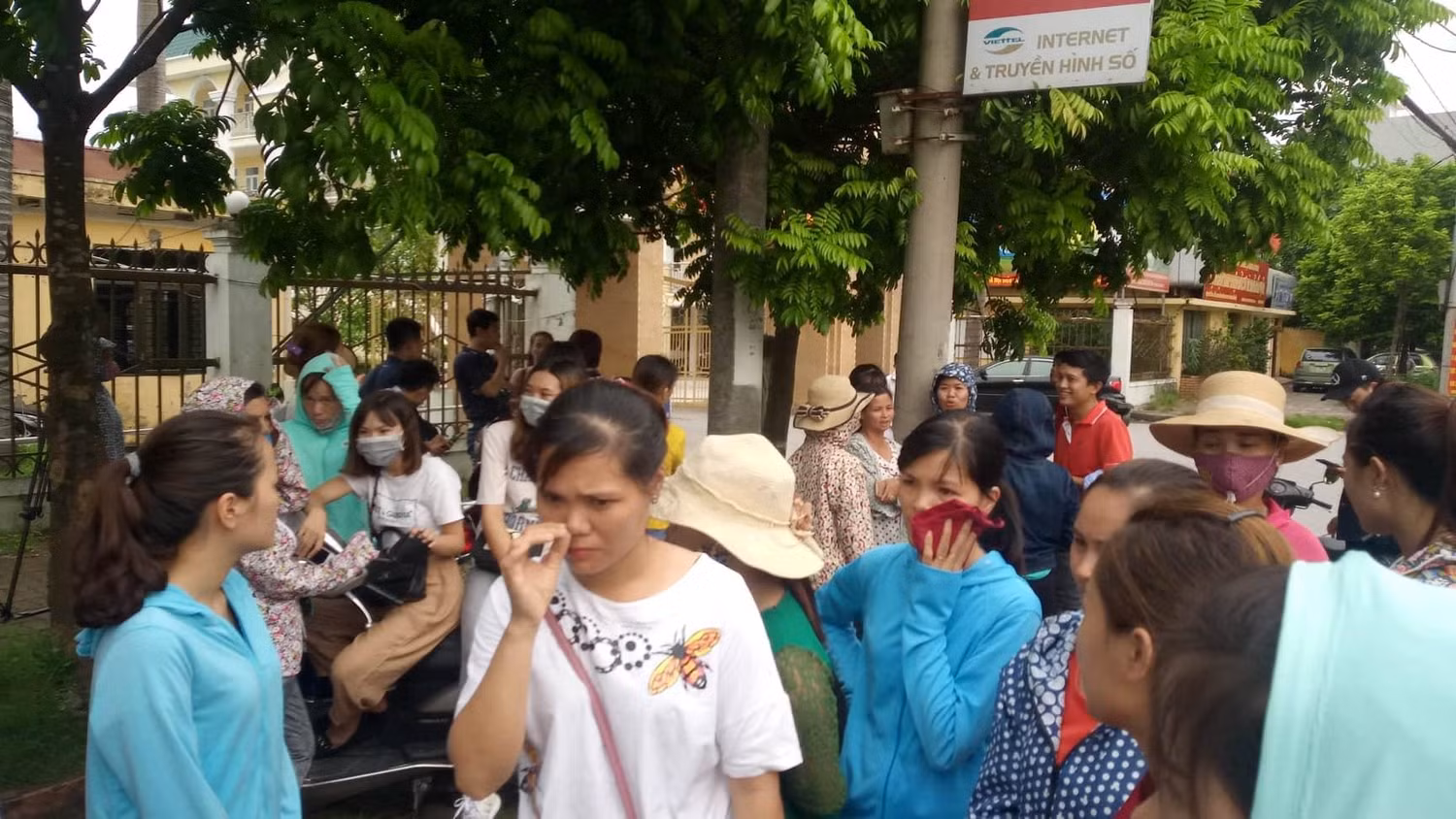 Mấy ngày này, các thầy cô thuộc diện bị chấm dứt hợp đồng đang rất buồn và thất vọng (ảnh do bạn đọc cung cấp).